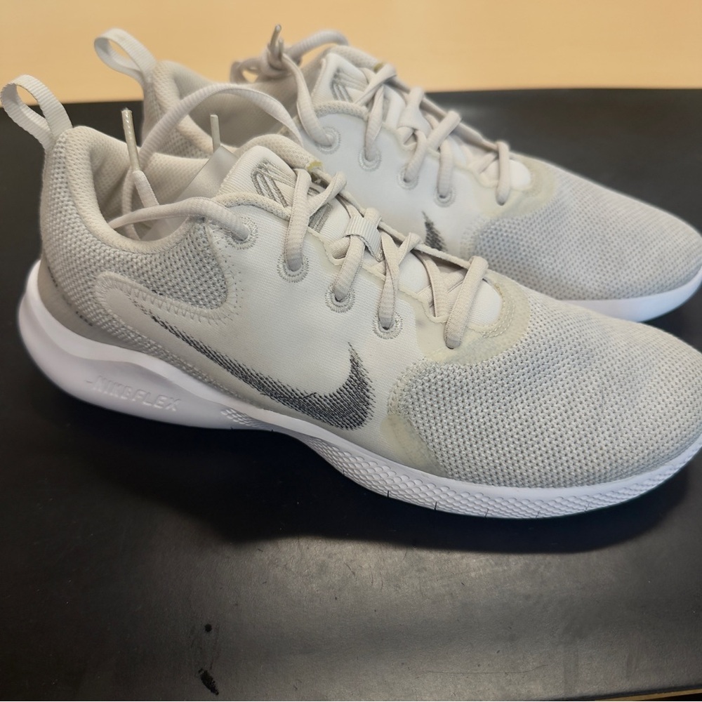 Nike Flex Experience Run Women’s White Silver Metallic Accent Sneakers Size 9